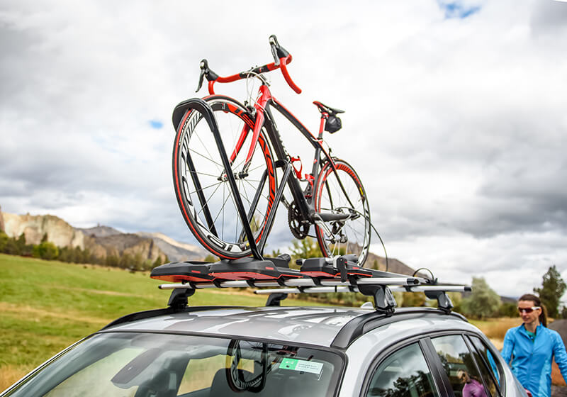 Porte-vélos Yakima HighRoad Silver : support de toit premium à maintien par la roue avant