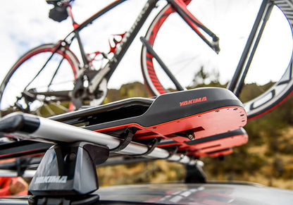 Porte-vélos Yakima HighRoad Silver : support de toit premium à maintien par la roue avant