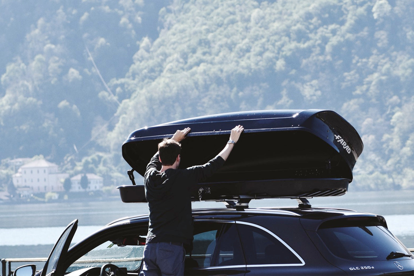 Pack coffre de toit Koral 400 L et barres de toit Porsche Macan (2021 + 2025) Pour rails intégrés - Helio - Aluminium